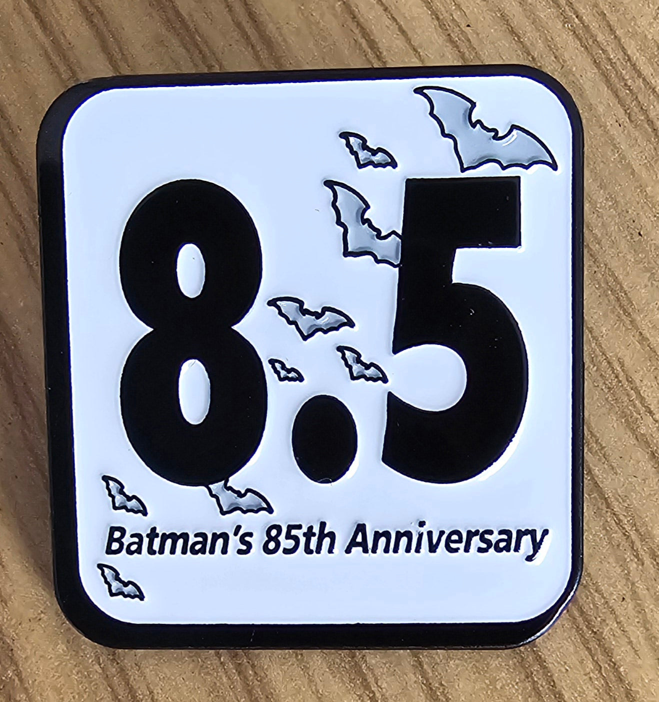 BATMAN 85TH ANNIVERSARY RARE CGC 8.5 ENAMEL PIN/BADGE