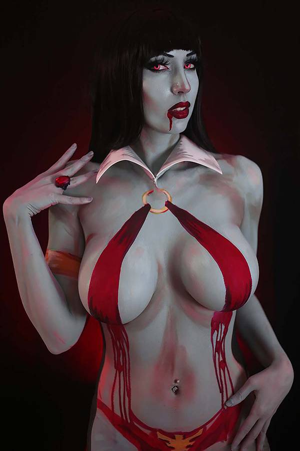 25/11/2020 VAMPIRELLA #15 1:25 INTRAVENTUS COSPLAY VIRGIN VARIANT